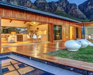 Airbnb: Μια βίλα στη Σαντορίνη στα πιο δημοφιλή σπίτια της δεκαετίας