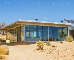 Airbnb: Μια βίλα στη Σαντορίνη στα πιο δημοφιλή σπίτια της δεκαετίας