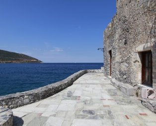Το καλά κρυμμένο χωριό της Λακωνίας που θυμίζει νησί