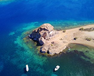 Πάτμος: «Αποκαλυπτικά» όμορφη και ατμοσφαιρική