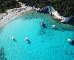 Παξοί: Βουτιές στο τιρκουάζ του Ιονίου