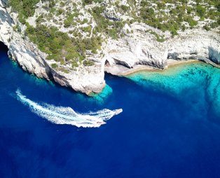 Οκτώ εντυπωσιακές θαλάσσιες σπηλιές στα ελληνικά νησιά