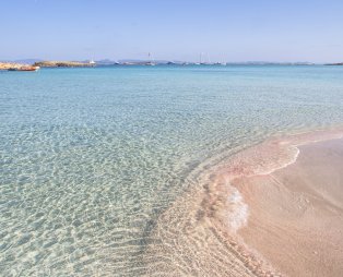 Βουτιά στις ωραιότερες ροζ παραλίες του κόσμου
