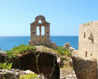 Λιμένι: Το πέτρινο λιμάνι που μαγεύει
