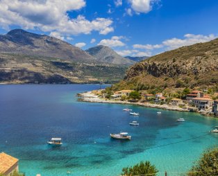 Λιμένι: Το πέτρινο λιμάνι που μαγεύει