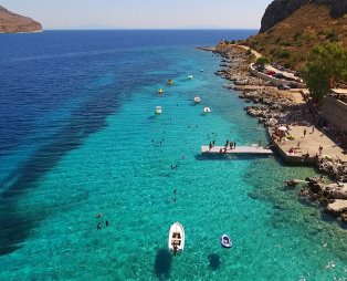 Λιμένι: Το πέτρινο λιμάνι που μαγεύει