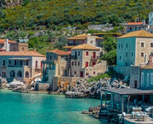Λιμένι: Το πέτρινο λιμάνι που μαγεύει