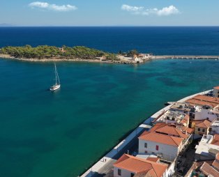 Ταξίδι στο νησάκι όπου βρήκαν ερωτικό καταφύγιο ο Πάρις και η Ωραία Ελένη