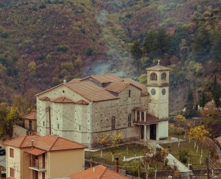 Το «κρεμαστό» χωριό της Πελοποννήσου που μαγεύει τους επισκέπτες