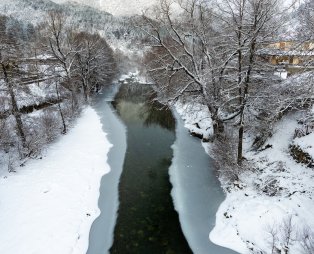 Το καλά κρυμμένο χωριό της Ηπείρου που κόβεται στα δύο