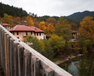 Το καλά κρυμμένο χωριό της Ηπείρου που κόβεται στα δύο