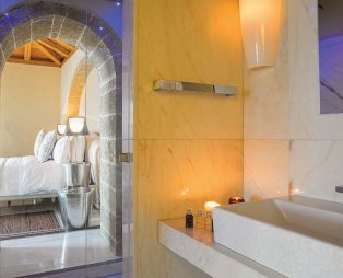 Moni Emvasis Luxury Suites