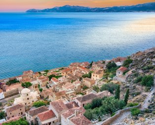 Μονεμβασιά: Το «πέτρινο καράβι» που ταξιδεύει στο χρόνο