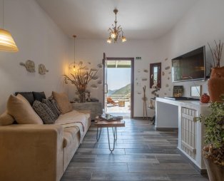 ELaiolithos Luxury Retreat