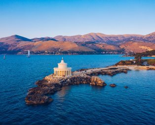 Το Φανάρι των Αγίων Θεοδώρων στο Αργοστόλι (Πηγή: Shutterstock)