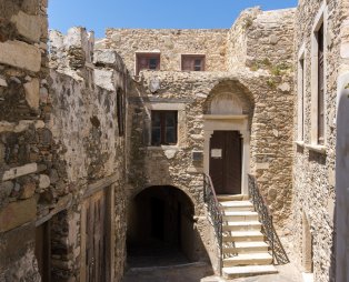 Μέσα στο ενετικό κάστρο της Νάξου (πηγή: Shutterstock)