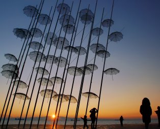Ηλιοβασίλεμα στη Νέα Παραλία (πηγή: Shutterstock)