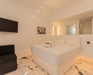 Bianco a Nero Mykonos