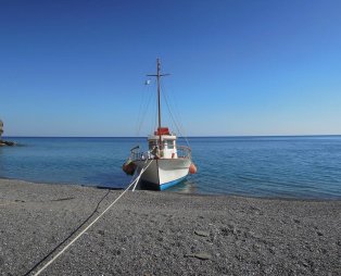 Nikos Boat: Ανακαλύψτε την άγρια ομορφιά της Καρπάθου με μια θαλάσσια εκδρομή