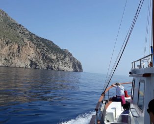 Nikos Boat: Ανακαλύψτε την άγρια ομορφιά της Καρπάθου με μια θαλάσσια εκδρομή