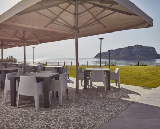 Alkinoi Resort & Spa: Μαγευτική διαμονή με θέα τον βράχο της Μονεμβασιάς