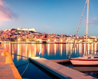 Το λιμάνι και το κάστρο φωτισμένο (πηγή: Shutterstock)