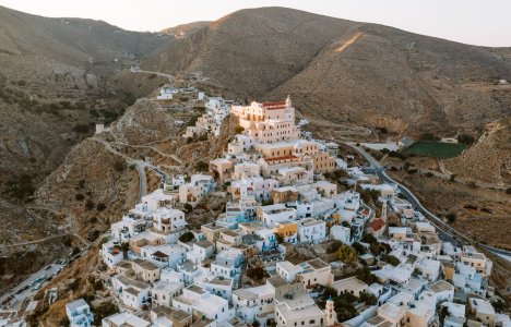 Άνω Σύρος: Βόλτα στον μεσαιωνικό οικισμό με τη μαγευτική θέα