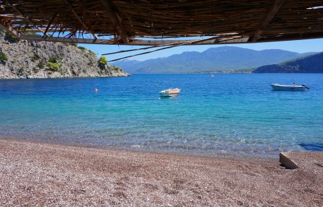 5 παραλίες της Αττικής για όσους προτιμούν το βότσαλο