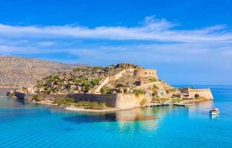 Σπιναλόγκα: Το νησάκι που έγινε ένας από τους δημοφιλέστερους προορισμούς στην Κρήτη