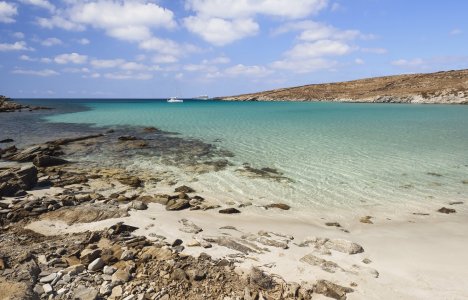 Ρήνεια: Το νησάκι με τις υπέροχες ερημικές παραλίες δίπλα στη Μύκονο
