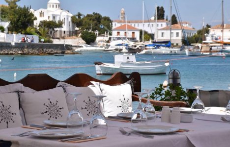 Liotrivi: Easter at the historic restaurant of Spetses with the stunning view