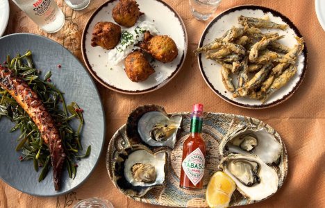 Monosandalos: The tsipouro tavern - an ode to flavor and the mythology of Volos