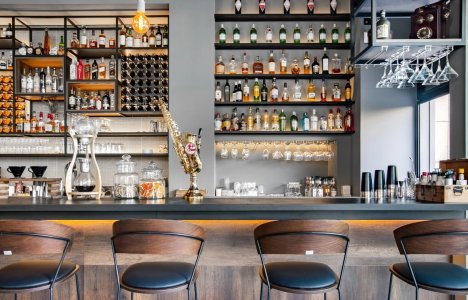Wall Street Athens: A hangout with a pop vibe and all-day flavors