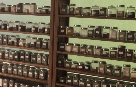 Herbs & More: Το βιοπαντοπωλείο της Αίγινας που αξίζει να ανακαλύψεις