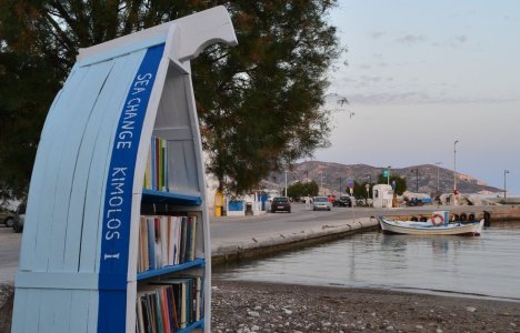 Στην Κίμωλο οι βάρκες μεταμορφώθηκαν σε βιβλιοθήκες (pics)