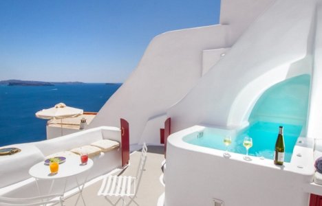 Airbnb: Μια βίλα στη Σαντορίνη στα πιο δημοφιλή σπίτια της δεκαετίας