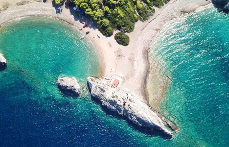 Η διπλή εξωτική παραλία μια ανάσα από την Αθήνα