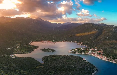 Γέρακας: Το σπάνιας ομορφιάς ελληνικό φιόρδ που δεν ήξερες ότι υπάρχει