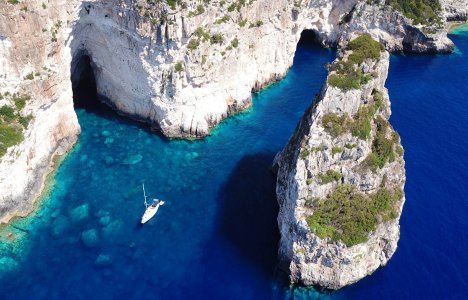 Παξοί: Οι σμαραγδένιες σπηλιές που μαγεύουν τους επισκέπτες