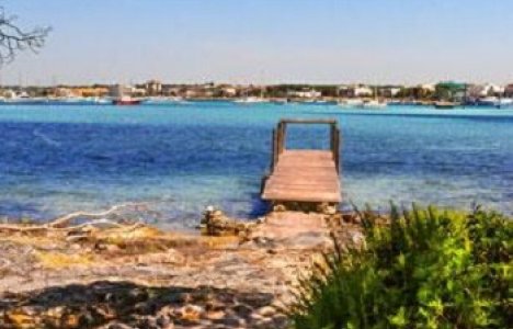 Οι 10 μαγευτικές παραλίες της Ιταλίας που συγκεντρώνουν ορδές διασήμων