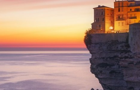 5 εντυπωσιακές πόλεις στο χείλος του γκρεμού