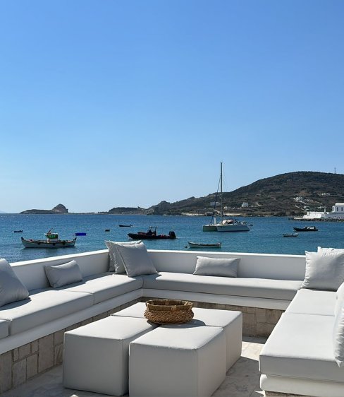 Milos AquaBliss Beachfront: Ένας καλοκαιρινός παράδεισος στην Πολλώνια της Μήλου