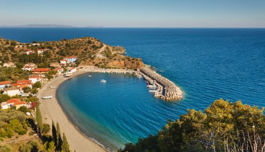 Σαμπατική: Το γραφικό ψαροχώρι της Αρκαδίας που θυμίζει νησί