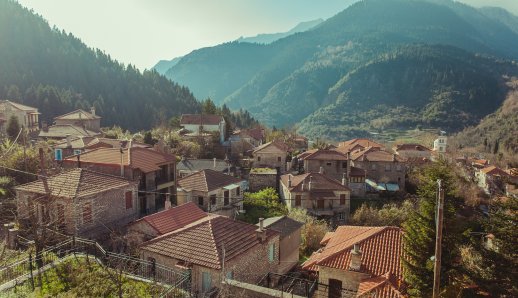 Καρπενήσι: Εκεί που το μεγαλείο της φύσης συναντά τη ζεστή φιλοξενία