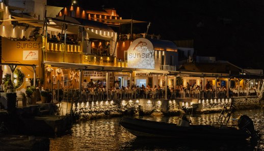 Sunset Ammoudi: Φρέσκο ψάρι και ηφαιστειακό Ασύρτικο στο πιο όμορφο ηλιοβασίλεμα της Σαντορίνης