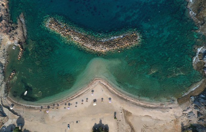 Βρείτε γαλαζοπράσινες παραλίες και πεζοπορικές διαδρομές μέσα στη φύση, δύο ώρες από την Αθήνα