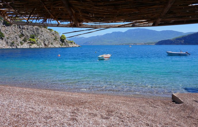 5 παραλίες της Αττικής για όσους προτιμούν το βότσαλο