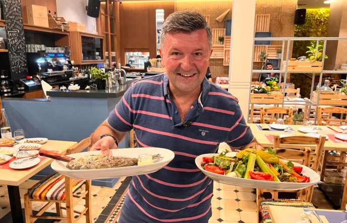 See «Where to eat»… seafood meze (4 dishes) for 9 euros!
