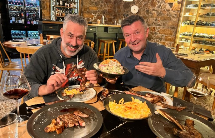«Where to eat» the best burger and mutton chops, but also... mutton pizza!