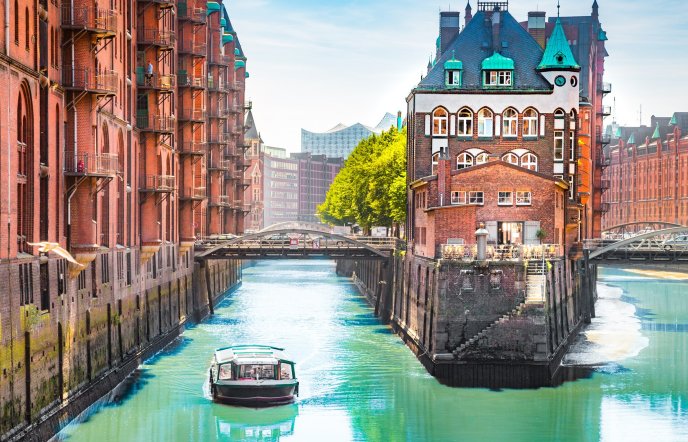 Hamburg: The captivating city with 2.500 bridges